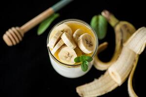 Süss hausgemacht Joghurt mit Bananen und Honig foto