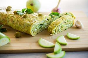 Gemüse Zucchini rollen mit Knoblauch Käse Füllung innen. foto