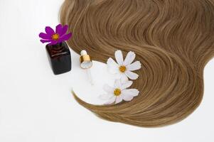 kosmetisch zum Haar und Blumen zum Haar auf ein Weiß Hintergrund. gesund und schön Haar. Haar Pflege. Kopieren Raum zum Text foto