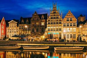 Graslei Straße und Kanal im das Abend. Gent, Belgien foto