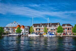 Boote und Häuser auf spaarne Fluss. Haarlem, Niederlande foto