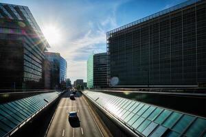 Straße der Verkehr im Brüssel mit modern Gebäude foto