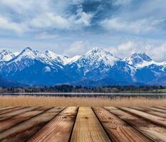 hölzern Bretter Fußboden mit bayerisch Alpen Landschaft foto