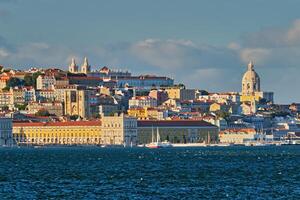 Aussicht von Lissabon Aussicht Über Tagus Fluss mit Yachten und Boote auf Sonnenuntergang. Lissabon, Portugal foto