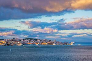 Aussicht von Lissabon Aussicht Über Tagus Fluss mit Yachten und Boote auf Sonnenuntergang. Lissabon, Portugal foto