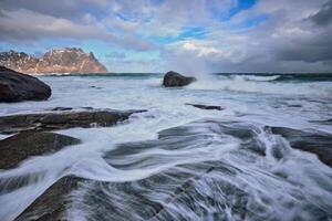 Strand von Fjord im Norwegen foto