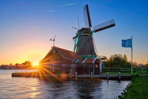 Windmühlen beim zaanse schans im Holland auf Sonnenuntergang. Zaandam, Niederlande foto