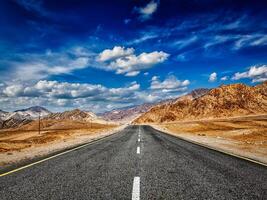 Straße im Himalaya mit Berge foto