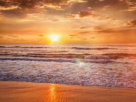 Sonnenaufgang am Strand foto