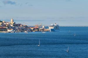 Aussicht von Lissabon Aussicht Über Tagus Fluss mit Yachten und Boote auf Sonnenuntergang. Lissabon, Portugal foto