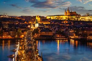 Nacht Aussicht von Prag Schloss und Charles Brücke Über Moldau Fluss foto