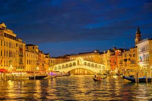 Rialto Brücke ponte di Rialto Über großartig Kanal beim Nacht im Venedig, Italien foto