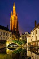 Kirche von unser Dame und Kanal. Brügge Brügge, Belgien foto