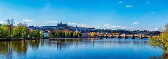 Aussicht von Prag Schloss und Charles Brücke Über Moldau foto