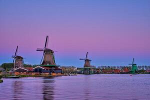 Windmühlen beim zaanse schans im Holland im Dämmerung auf Sonnenuntergang. zaa foto