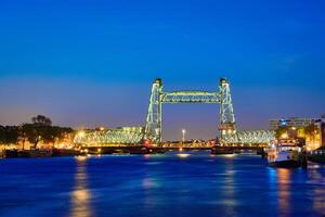 de hef alt Eisenbahn Brücke im Rotterdam, Niederlande foto