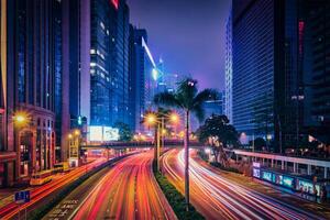 Straße der Verkehr im Hong kong beim Nacht foto