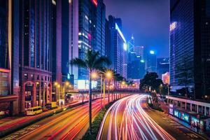 Straße der Verkehr im Hong kong beim Nacht foto