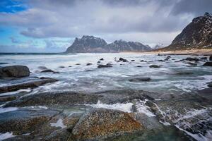 Strand von Fjord im Norwegen foto