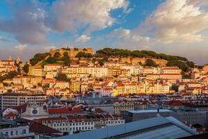 Aussicht von Lissabon von miradouro de sao pedro de Alcantara Standpunkt auf Sonnenuntergang. Lissabon, Portugal foto