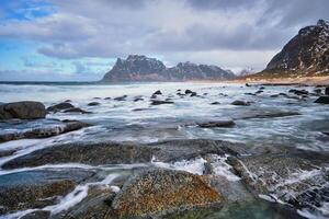 Strand von Fjord im Norwegen foto