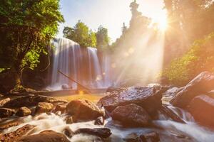 tropisch Wasserfall im das Morgen foto