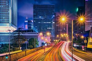 Straße der Verkehr im Hong kong beim Nacht foto