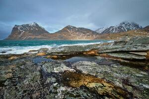 felsig Küste von Fjord im Norwegen foto