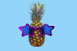 Ananas mit Sonnenbrille auf Blau Hintergrund foto