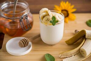 Süss hausgemacht Joghurt mit Bananen und Honig foto