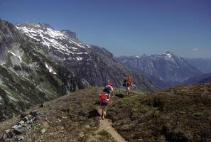 Rucksacktouristen Kreuzung Kaskade bestehen foto