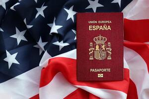 rot Spanisch Reisepass von europäisch Union auf vereinigt Zustände National Flagge Hintergrund schließen oben foto