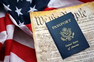 Präambel zu das Verfassung von das vereinigt Zustände mit Reisepass und amerikanisch Flagge foto
