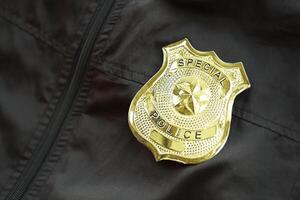 Kiew, Ukraine - - März 9, 2024 uns Besondere Polizei Abzeichen auf schwarz Jacke Uniform foto