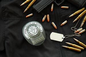 Kiew, Ukraine - - März 9, 2024 uns Klatsche Abzeichen auf schwarz Jacke Uniform mit Pistole, Kugeln und Hundemarken foto
