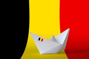 Belgien Flagge abgebildet auf Papier Origami Schiff Nahaufnahme. handgemacht Kunst Konzept foto