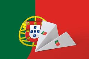 Portugal Flagge abgebildet auf Papier Origami Flugzeug. handgemacht Kunst Konzept foto