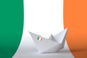 Irland Flagge abgebildet auf Papier Origami Schiff Nahaufnahme. handgemacht Kunst Konzept foto