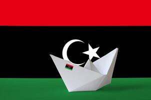 Libyen Flagge abgebildet auf Papier Origami Schiff Nahaufnahme. handgemacht Kunst Konzept foto