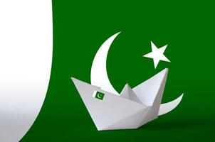 Pakistan Flagge abgebildet auf Papier Origami Schiff Nahaufnahme. handgemacht Kunst Konzept foto