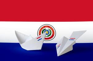 Paraguay Flagge abgebildet auf Papier Origami Flugzeug und Boot. handgemacht Kunst Konzept foto