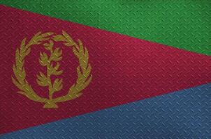 eritrea Flagge abgebildet im Farbe Farben auf alt gebürstet Metall Teller oder Mauer Nahaufnahme. texturiert Banner auf Rau Hintergrund foto