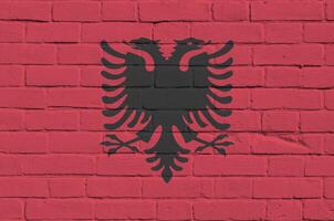 Albanien Flagge abgebildet im Farbe Farben auf alt Backstein Mauer. texturiert Banner auf groß Backstein Mauer Mauerwerk Hintergrund foto