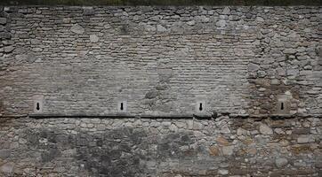 sehr alt Backstein Stein Mauer von Schloss oder Festung von 18 .. Jahrhundert. voll Rahmen Mauer mit obsolet schmutzig und geknackt Ziegel foto