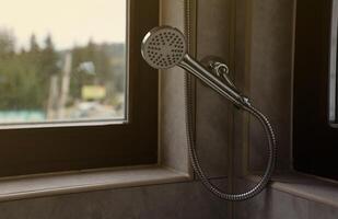 silbrig Dusche im modern Hotel Badezimmer mit natürlich Licht foto