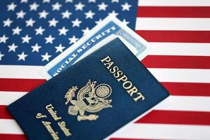 Neu Blau vereinigt Zustände von Amerika Reisepass und Sozial Sicherheit Nummer auf uns Flagge Hintergrund foto