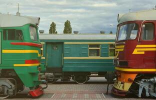 Kabinen moderner russischer Elektrozüge. Seitenansicht der Köpfe von Eisenbahnzügen mit vielen Rädern und Fenstern in Form von Bullaugen foto