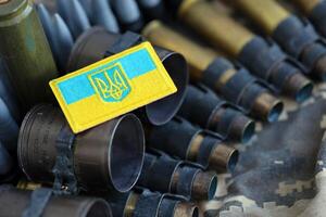 ukrainisch Symbol auf Maschine Gewehr Gürtel Lügen auf ukrainisch pixelig Militär- tarnen foto