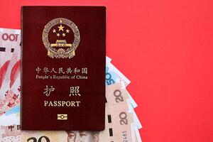rot Reisepass von Menschen Republik von China und Chinesisch Yuan Geld Rechnungen. prc Chinesisch Reisepass foto