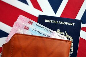 Residenz erlauben brp Karte und britisch Reisepass von vereinigt Königreich auf Union Jack Flagge foto